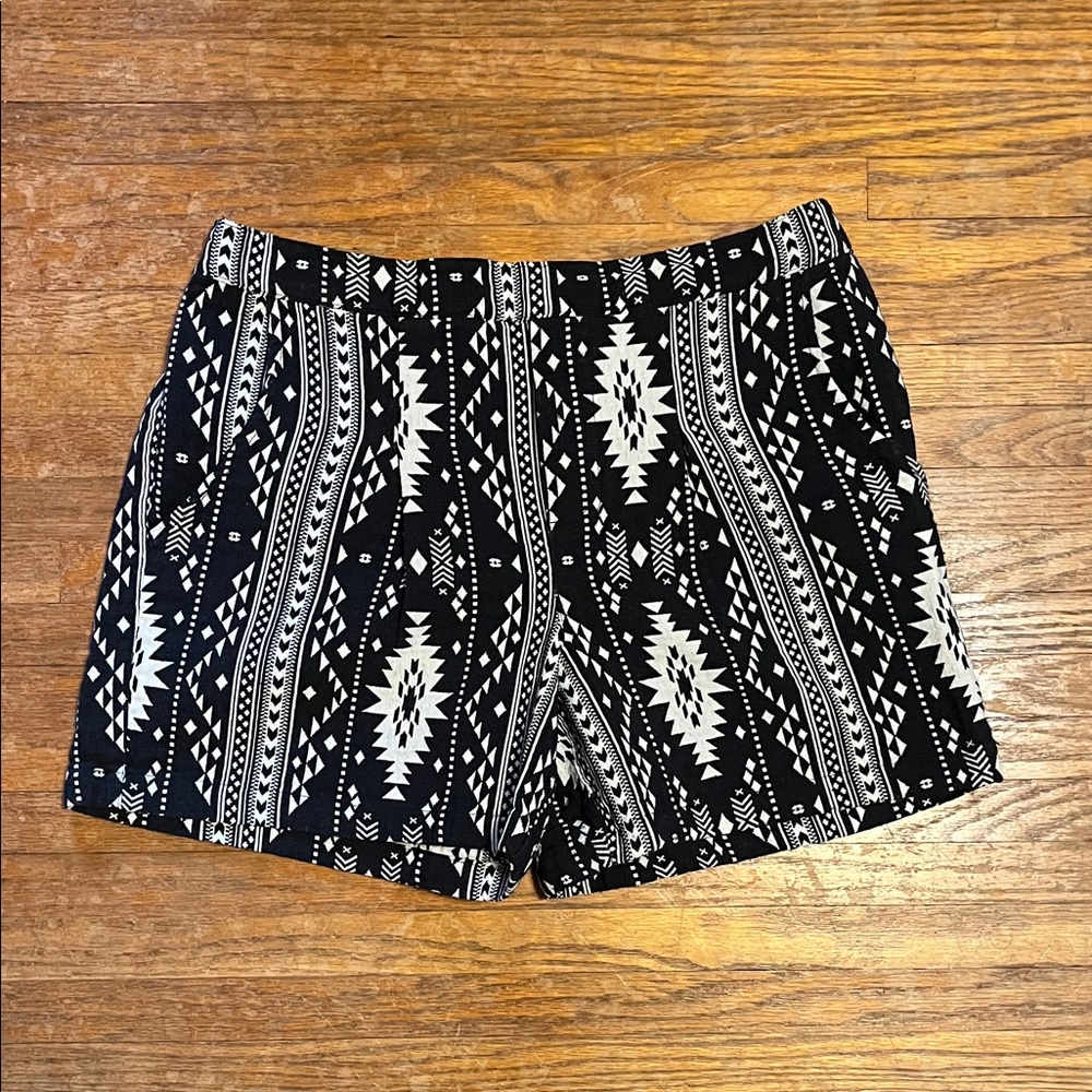 WAI Black and White Patterned Women's Shorts